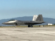 Φωτογραφικά στιγμιότυπα από το απόγευμα τις Παρασκευής 10 Αυγούστου 2018, όταν ζεύγος αεροσκαφών F-22 Raptor της USAF προσγειώθηκε για πρώτη φορά στην 110 Πτέρυγα Μάχης. Η MDCA προβλέπει διέλευση, ανεφοδιασμό και προσγείωση αεροσκαφών