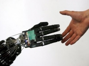 Ασθενής κουνά τα δάχτυλα ρομποτικού χεριού με τη σκέψη του