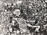 Πάνδημη η κηδεία του Γρηγόρη Λαμπράκη στο κέντρο της Αθήνας, στις 28 Μαϊου του 1963. Ο βουλευτής της Αριστεράς είχε δολοφονηθεί έξι μέρες νωρίτερα από το παρακράτος της δεξιάς, στη Θεσσαλονίκη.