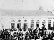 Το γραφείο του συμβολαιογράφου Ανδρέα Ροδόπουλου στην ανατολική πλευρά της Κεντρικής Πλατείας (Δικαστηρίων). Προ του 1900. Από το αρχείο του Λαογραφικού Ιστορικού Μουσείου Λάρισας
