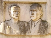 Ανάγλυφα πορτρέτα της Κλεοπάτρας Αρσενίδου (1881-1959) και του Κωνσταντίνου Οικονομίδη (1879-1945) στο παλαιό νεκροταφείο της Λάρισας. Φιλοτεχνήθηκαν από τον γλύπτη Αθανάσιο Απάρτη (1960). Φωτ. Αλ. Χ. Γρηγορίου 2008