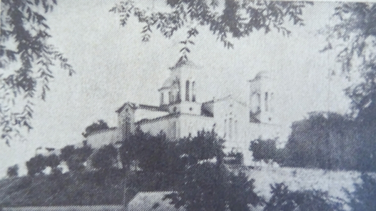 Ο ιερός ναός του Αγίου Αχιλλίου από το 1881  ως και το 1940. Από το αρχείο της εφημερίδας «Ελευθερία». Η φωτογραφία δημοσιεύθηκε  στο φύλλο της 15ης Μαΐου 1963.