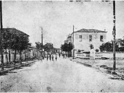 Η οδός Βόλου  στο ύψος του ναού  του Αγ. Κωνσταντίνου  ασφαλτοστρωμένη,  με ρείθρα, κράσπεδα  και πεζοδρόμια.  Φωτογραφία  από προεκλογικό  διαφημιστικό φυλλάδιο  του Μιχ. Σάπκα  για τις δημοτικές εκλογές  του Φεβρουαρίου του 1934. Αρχείο Φωτοθήκης Λάρισας