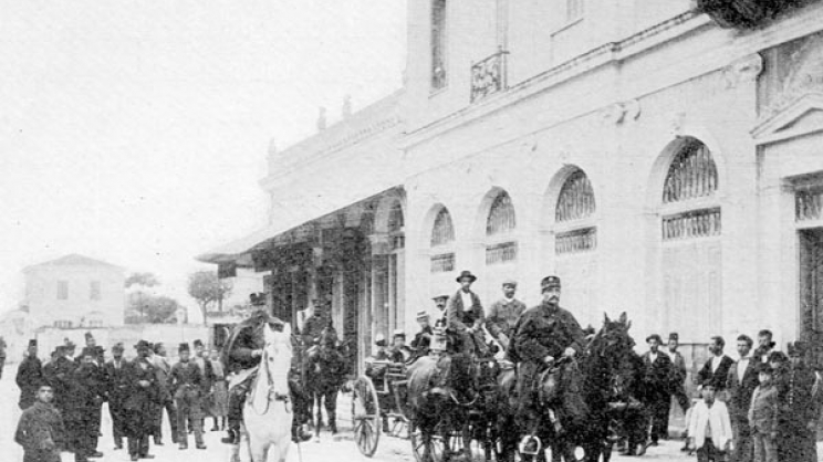 Έξω από το ξενοδοχείο «Στέμμα» στην Κεντρική Πλατεία. Φωτογραφία του 1896.