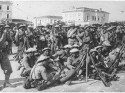 Γαλλικά αποικιακά στρατεύματα (Σενεγαλέζοι, Ανναμίτες, κ.λπ.) συγκεντρωμένοι στην Κεντρική Πλατεία της Λάρισας. Αρχές Ιουνίου 1917. Από το αρχείο του Υπουργείου Πολιτισμού της Γαλλίας.