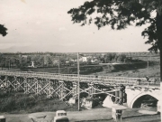 Η προσωρινή ξύλινη γέφυρα του Πηνειού κατά τα πρώτα μεταπολεμικά χρόνια.  Επιστολικό δελτάριο του Νικ. Μούσιου. 1948