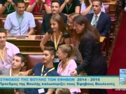 Selfies και πειράγματα μεταξύ της Ζωής Κωνσταντοπούλου και των 350 έφηβων βουλευτών