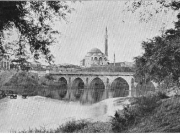 «Το πράσινο τζαμί και η γέφυρα της Λάρισας». Φωτογραφία του Άγγλου δημοσιογράφου Clive Bigham της εφημερίδας Times του Λονδίνου, από το βιβλίο του «With the Turkish Armyin Thessaly», London (1897), σελ. 61.