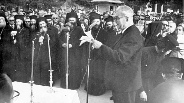 Η τελετή των αποκαλυπτηρίων της προτομής του Μιχαήλ Σάπκα στην Κεντρική Πλατεία. Ομιλεί ο δήμαρχος Λαρίσης Δημήτριος Χατζηγιάννης. 14 Μαΐου 1964. Αρχείο κ. Λίλας Ρίζου.