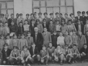 Σχολικό έτος 1953- 1954. Μαθητές του Α’ Γυμνασίου Αρρένων με τους καθηγητές τους Αχ. Παπαδούλη (φιλόλογο) και Απ. Καμπούρα (μαθηματικό)