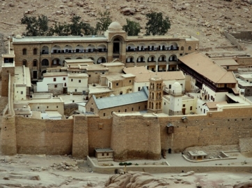 Η Αγία Αικατερίνη του Σινά μια όαση της Ορθοδοξίας στους αιώνες. Από τον 6ο αιώνα μέχρι και σήμερα η Μονή δεσπόζει μεγαλόπρεπη στα 6.500 τετραγωνικά μέτρα που περιβάλλουν τα Ιουστινιάνεια φρουριακά τείχη. Η Μονή μπήκε στο στόχαστρο των τζιχαντιστών του ISIS