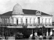 Το κτίριο του Μεχμέτ Χατζημέτο, στον άνω όροφο του οποίου στεγάστηκε η Λέσχη Ασλάνη. Λεπτομέρεια επιστολικού δελταρίου του Ιω. Κουμουνδούρου. Περίπου 1935.  Αρχείο Φωτοθήκης Λάρισας.
