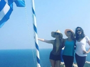 Η Κέιτ Χάντσον ποζάρει με ελληνική σημαία στη Σκιάθο (φωτ.)