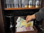 Οι Έλληνες έχουν στα σπίτια τους 45,2 δισ. σε μετρητά