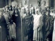 Τα άτομα του Αρσακείου Λάρισας, τα οποία έλαβαν μέρος στην παράσταση της τραγωδίας του Σοφοκλή «Αντιγόνη», φωτογραφίζονται μετά το τέλος της παράστασης από τον Λαρισαίο φωτογράφο Γεράσιμο Δαφνόπουλο. Στο κέντρο με το στέμμα η Ελένη Μαργκά-Κυτσούκη, η οποία υποδυόταν τον Κρέοντα. 1917. Οικογενειακό αρχείο του δάσκαλου Νίκου Πατσίκα