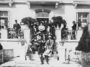 Φιλική συγκέντρωση Λαρισαίων αστών στον Πύργο του Χαροκόπου στη Γιάννουλη. Φωτογραφία του 1910 περίπου. Από το αρχείο του Θανάση Μπετχαβέ