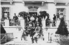 Φιλική συγκέντρωση Λαρισαίων αστών στον Πύργο του Χαροκόπου στη Γιάννουλη. Φωτογραφία του 1910 περίπου. Από το αρχείο του Θανάση Μπετχαβέ