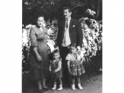 Περίπατος οικογενείας Μιχαήλ και Ευγενίας Ανδρεοπούλου μετά τέκνων (Νικολάου και Ευαγγελίας - αργότερα προσετέθη και ο Χαράλαμπος) στο άλσος του Αλκαζάρ,άνοιξη του 1960 (Αρχείο Χαρ. Μ. Ανδρεόπουλου).