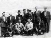 1960 ο παπα-Λεωνίδας Τσιαμούρας αριστερά με άλλους ιερείς και κατοίκους από το Δίλοφο Λάρισας (Χαλίτσι) στο πανηγύρι του Αγίου Βησσαρίωνα. Ο παπα-Λεωνίδας είχε 48 χρόνια ιερέας στο Καλό Νερό (Αρχείο Κώστα Δήμου).