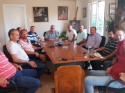 Στιγμιότυπο από τη συνάντηση αγροτών με τον δήμαρχο κ. Παναγιώτη Σαρχώση στο δημαρχείο Τυρνάβου