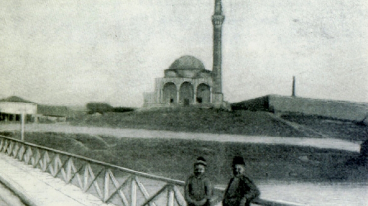 Το τζαμί του Χασάν μπέη όπως διακρίνεται από την έξοδο της γέφυρας προς τον Πέρα μαχαλά. Φωτογραφία από το περιοδικό της Νέας Υόρκης Harper&#039;s Weekly της 9ης Μαΐου 1897. Αρχείο Φωτοθήκης Λάρισας