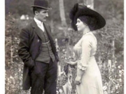 Η Ελένη Δαφνοπούλου με τον σύζυγό της Νικόλαο Ιωαννίδη στην Κωνστάντζα της Ρουμανίας. Αρχές δεκαετίας του 1920. Από το αρχείο του Γεράσιμου (Μάκη) Μούσιου