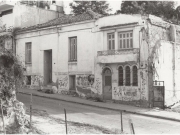 Το παλιό Επισκοπείο της Ι. Μητροπόλεως Λαρίσης και Τυρνάβου, κτισμένο πάνω από τις κερκίδες  του Αρχαίου Θεάτρου, έτοιμο προς κατεδάφιση. Φωτογραφία Αθανασίου Τζαφάλια. 1990 περίπου.