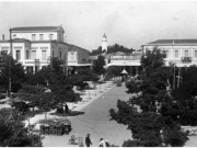 Μέρος της ΒΔ πλευράς της πλατείας Θέμιδος με τα κτίσματα που την περιτριγύριζαν. Φωτογραφία του 1930 περίπου. Αρχείο Φωτοθήκης Λάρισας