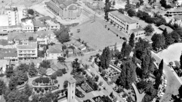 Λάρισα. Άποψη του δυτικού τμήματος του Λόφου. Αεροφωτογραφία της δεκαετίας του 1960