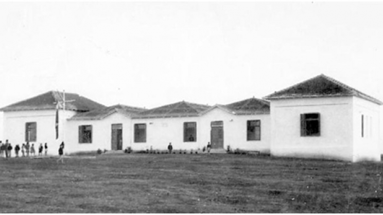 Το αρχικό κτίριο της Παιδόπολης «Απόστολος Παύλος», όπως είχε κατασκευασθεί το 1933-34  για να στεγάσει το Νοσοκομείο Λοιμωδών Νοσημάτων (Φθισιατρείο). Αρχείο Βασιλείου Σάνδρη.