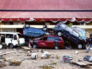 Τουλάχιστον 348 νεκροί από σεισμό και τσουνάμι
