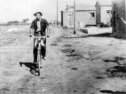 Η οδός Δράμας, στη συνοικία Χαραυγή  της Λάρισας, το 1955.  Στο ποδήλατο ο Αθανάσιος Καρανάσιος.