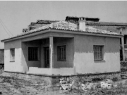 Το πρώτο κτίριο της Παιδικής Στέγης της Ελληνικής Μέριμνας Λαρίσης. Φωτογραφία από το αρχείο του Θωμά Κυριάκου. 1960