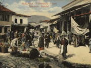 Η αγορά του Τυρνάβου σε επιχρωματισμένη  καρτ-ποστάλ των αρχών του αιώνα.  © Αρχείο Φωτοθήκης Λάρισας