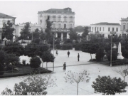 Όμορφα νεοκλασικά κτίρια περιτριγυρίζουν στη σειρά τη Ν.Δ. πλευρά την πλατείας Θέμιδος (Μιχαήλ Σάπκα). Φωτογραφία του Ιωαν. Κουμουνδούρου. Αρχές δεκαετίας 1930. Αρχείο Φωτοθήκης Λάρισας
