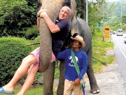 Στο Πουκέτ με τη μασκότ: έναν ελέφαντα!