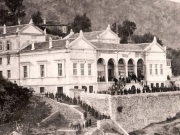Το περίφημο κτιριακό συγκρότημα της παλαιάς Μανιαρείου Σχολής των Αμπελακίων. Φωτογραφία της δεκαετίας του 1880. Αρχείο Πινακοθήκης Λάρισας