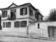 Η κατοικία του παλιού δημάρχου της Λάρισας Αναστασίου Ζαρμάνη στον Αρναούτ μαχαλά (συνοικία Αγ. Αθανασίου). Σχέδιο του Χρήστου Τζεζαϊρλίδη, δημοσιευμένο στο περιοδικό του Μάκη Λαχανά &quot;Σπαρμός&quot;.