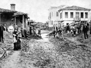 * ΜΙΑ από τις σπάνιες φωτογραφίες της πλημμυρισμένης Λάρισας του 1883, δύο χρόνια μετά την απελευθέρωση από τους Τούρκους, εισφέρει ο αρχειοφύλαξ της εφημερίδας μα και Φωτοθηκάριος Ε. Ρ. Είναι λέει από τη μεγάλη πλημμύρα, που έβλαψε μεγάλο μέρος της πόλης, απροσδιόριστο το εικονιζόμενο σημείο. Όπου Λαρισαίοι, με κάθε μέσο και διαφορετικές ενδυμασίες, καθαρίζουν τις λάσπες, έχοντας ως φόντο και γκρεμισμένα σπίτια, ξύλινα κυρίως. Μία από τις φωτογραφίες που είχε βγάλει ο Ιωάννης Λεονταρίδης, φωτογράφος από τη Θεσσαλονίκη και που απέκτησε η ΔΕΥΑΛ προ πενταετίας, με τη συμβολή της Φωτοθήκης Λάρισας.  (Αναλυτικά για την πλημμύρα πριν 140 χρόνια στη σελίδα 4 σε δημοσίευμα του Νικ. Παπαθεοδώρου). Ζ.