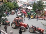 Στιγμιότυπα από τη χθεσινή κινητοποίηση των αγροτών στον Τύρναβο.
