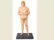 Eδωσε 28.000 δολάρια για γυμνό άγαλμα του  Ντ. Τραμπ