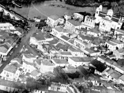 Η περιοχή του Τσούγκαρι. Λεπτομέρεια αεροφωτογραφίας του 1929, ημέρα εορτής των Θεοφανείων. Με οδηγά σημεία τη γέφυρα και την εκκλησία του Αγ. Αχιλλίου, μπορεί κανείς να εντοπίσει εύκολα την περιοχή του Τσούγκαρι
