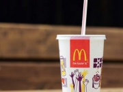 Τα McDonald’s αντικαθιστούν τα πλαστικά καλαμάκια με χάρτινα