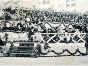 Ιππικοί αγώνες κατά τη διάρκεια της Εμπορικής Πανήγυρης της Λάρισας.  Η εξέδρα των επισήμων, παρουσία του διαδόχου Κωνσταντίνου. 1900