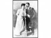 Η Ιουλία Σάπκα και ο Μιχαήλ Σάπκας μνηστευμένοι. Φωτογραφία του Γεράσιμου Δαφνόπουλου. 1905. Από το αρχείο της Λίλας Ρίζου