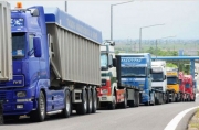 Γυρίζουν πίσω ελληνικά φορτηγά με ροδάκινα