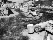 Το υπαίθριο Αρχαιολογικό Μουσείο στον χώρο δυτικά από το μπεζεστένι, όπως ήταν το 1917, πέντε χρόνια αργότερα από την περιγραφή που κάνει ο Τιμ. Αμπελάς. Φωτογραφία του Υπουργείου Πολιτισμού της Γαλλίας, από το αρχείο του Αχιλλέα Καλτσά