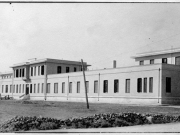 Το Στρατιωτικό Νοσοκομείο της Λάρισας στο τελευταίο στάδιο κατασκευής του.  Επιστολικό δελτάριο του Νικ. Στουρνάρα. 1936 περίπου.