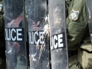 Νεαροί άρπαξαν κράνη και ασπίδες από αστυνομικό βαν κοντά στο Πολυτεχνείο