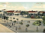 Μέρος της Κεντρικής Πλατείας.Φωτογραφία του 1910, από επιστολικό δελτάριο του Στέφανου Στουρνάρα. Απεικονίζονται και τα ισόγεια κτίσματα της ανατολικής πλευράς